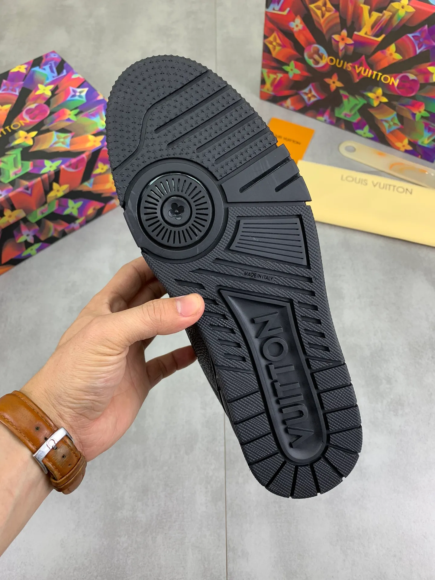 Men's shoes 💰P600 New style 💰💎💎Latest color High version 2025Louis*Vuitto* LV Traine Catwalk TRAINER outsole and fabric private model A shoe that definitely costs a lot of money and effort. This series was designed after the arrival of Vifgil. It is favored by many fans every season. Original TPU outsole Original packaging Men's size: 38-45 (46 can be customized) Color: black and white optional (available from stock, super fast delivery)